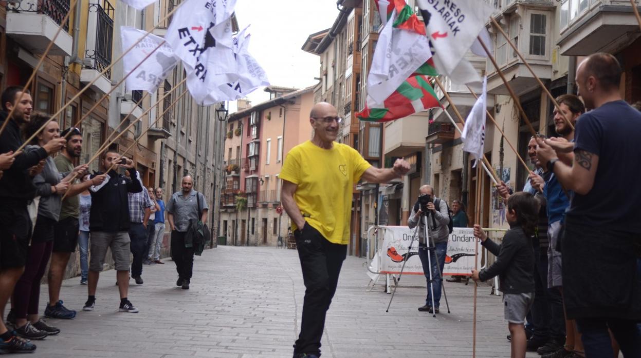 El etarra López Abechuco recibido entre aplausos en Vitoria