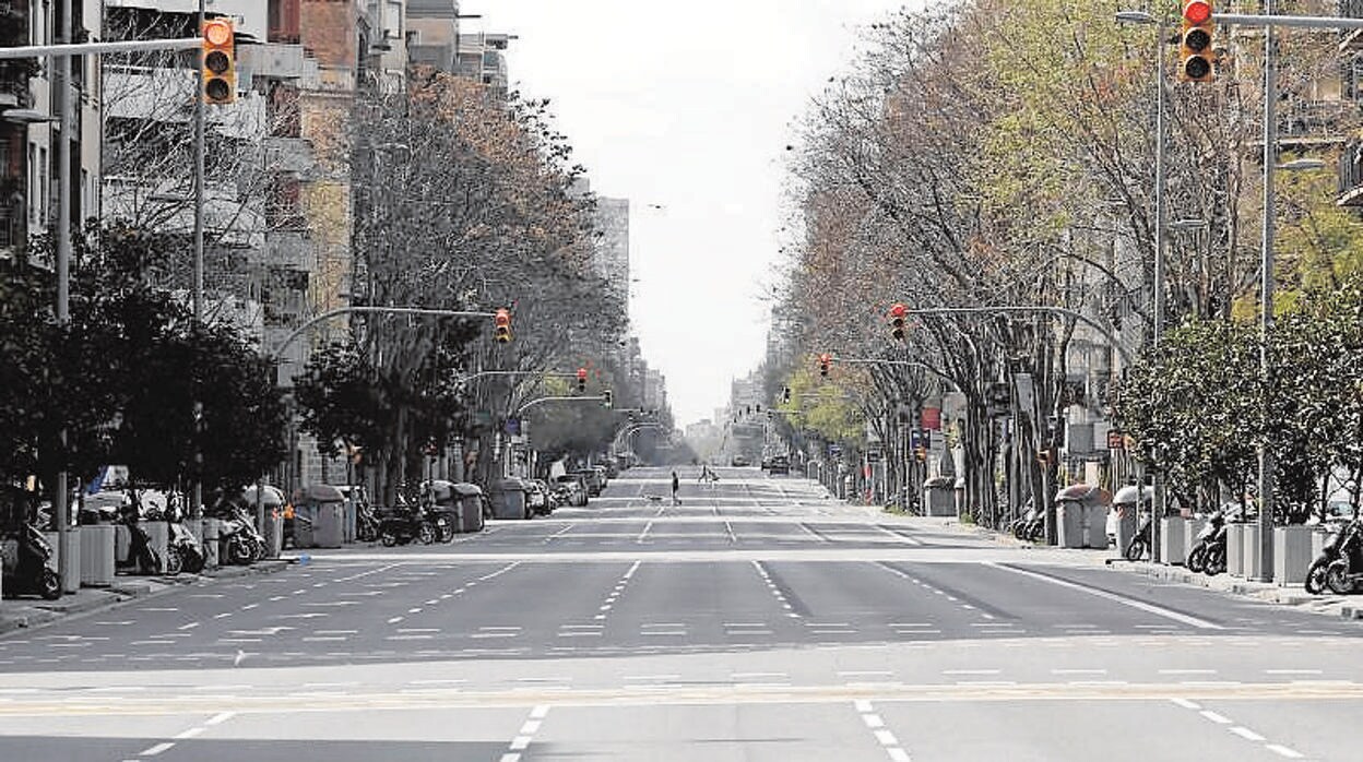Una calle vacía en Barcelona, durante el confinamiento