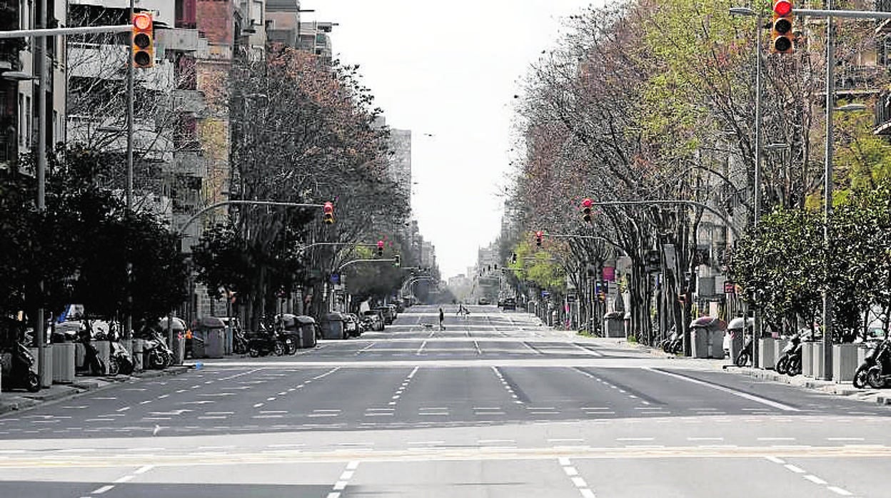 Una calle vacía en Barcelona, durante el confinamiento