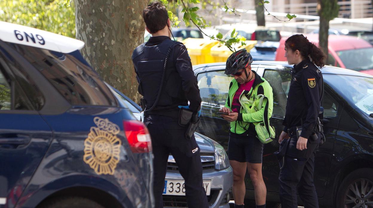 Imagen de archivo de un ciclista intervenido por la Policía Nacional durante el aislamiento