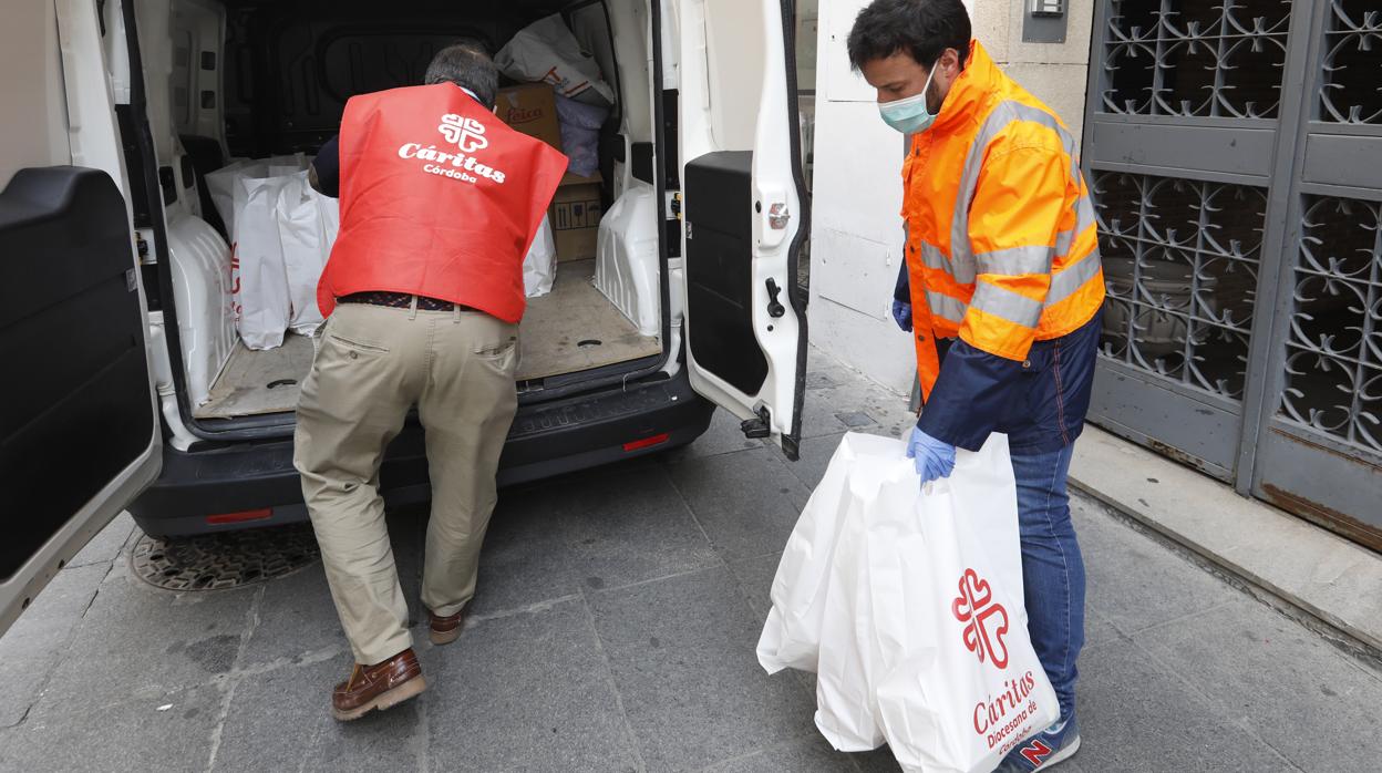 Imagen de un reparto de comida de Cáritas