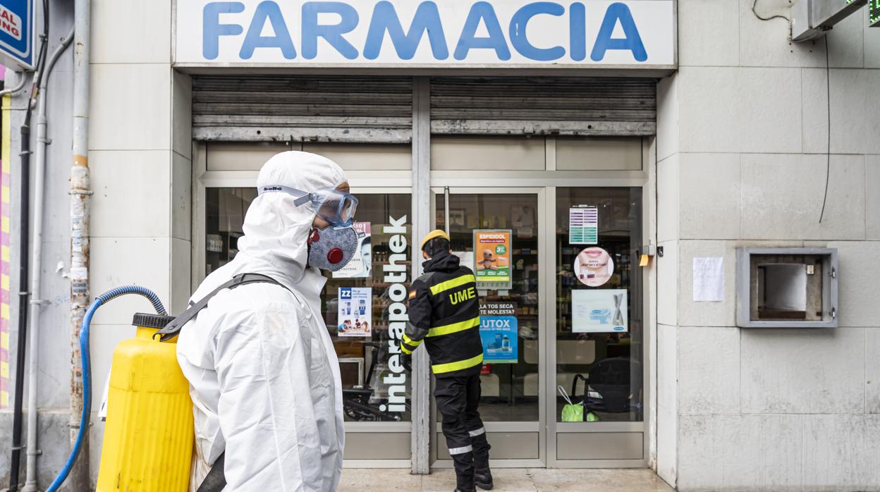 Imagen de los efectivos de la UME desinfectando el acceso a una farmacia en Valencia