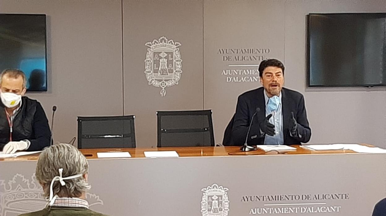 El alcalde, Luis Barcala, durante la rueda de prensa presentando las medidas económicas, este jueves