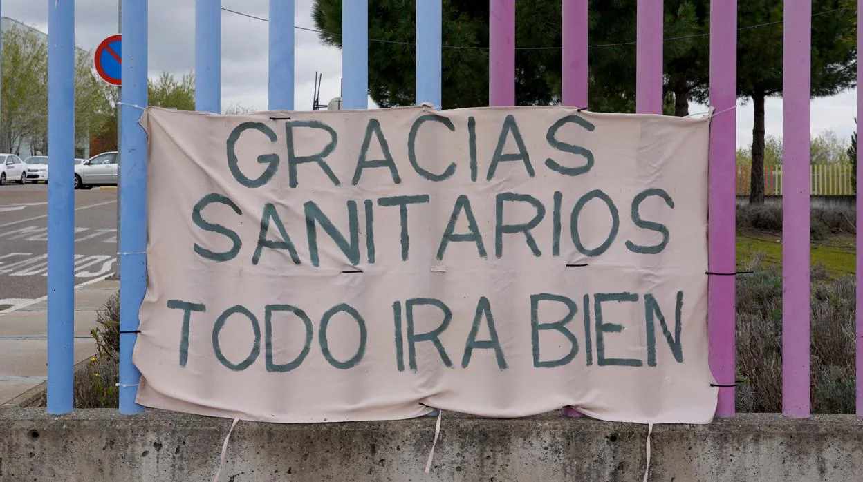 Pancarta de apoyo en un balcón de Valladolid
