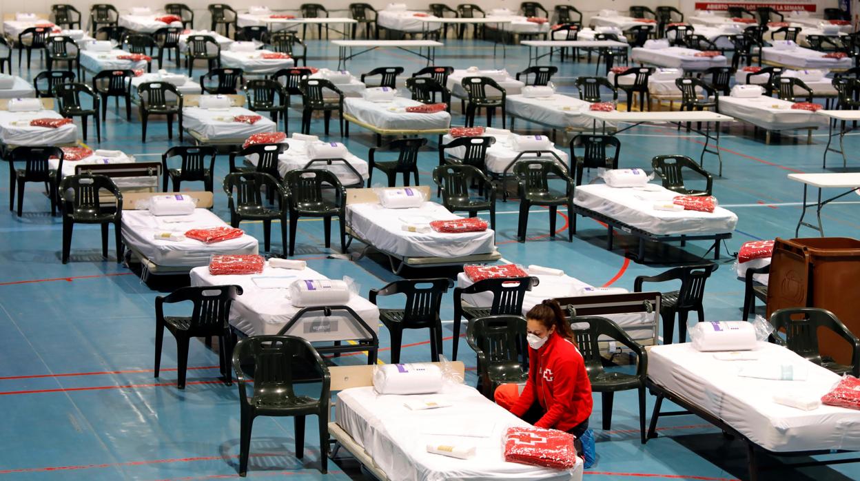 Miembros de la Cruz Roja instalan material en un hospital de campaña en Igualada (Barcelona)