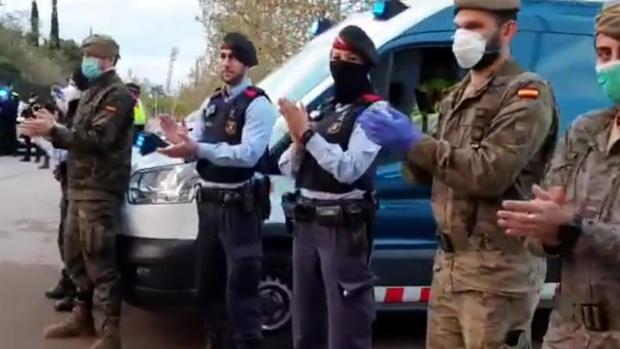 Vídeo: Mossos, militares y bomberos, a una contra el coronavirus en Sabadell (Barcelona)