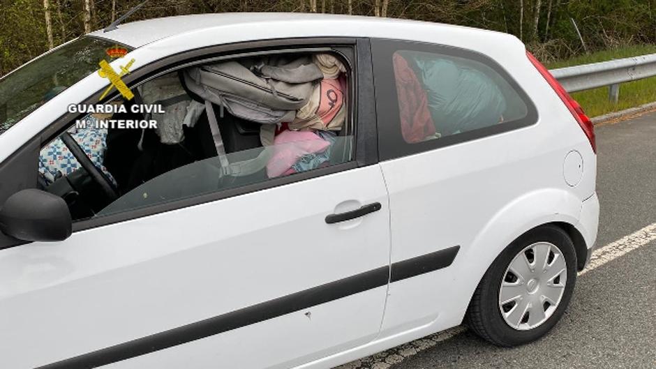 Viaja sin permiso y con «la casa a cuestas» en un coche recién comprado para ir a la costa gallega