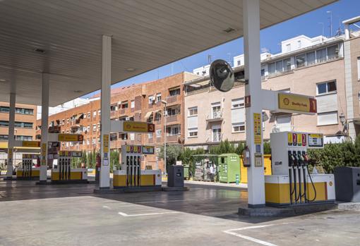 Imagen de una gasolinera vacía en Valencia ante la falta de circulación de vehículos