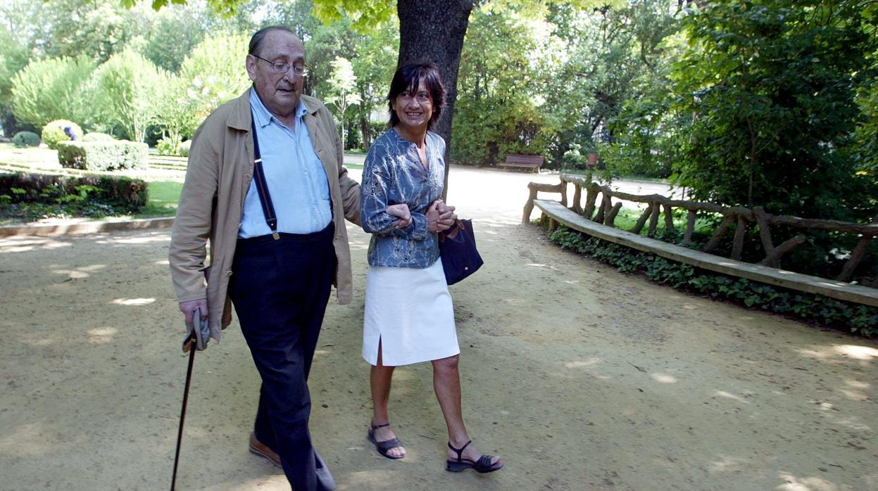 Miguel Delibes paseando con su hija Elisa por el Campo Grande de Valladolid