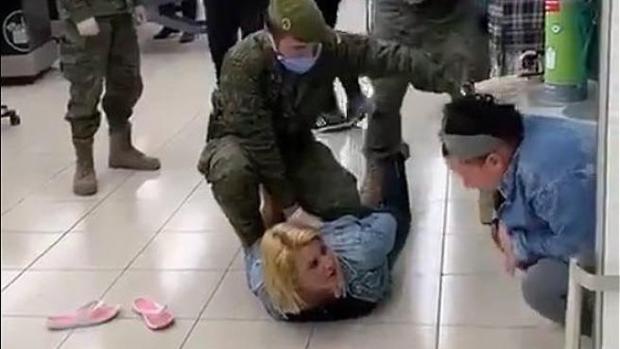 El Ejército detiene a una mujer por robar cosméticos y ella publica un vídeo diciendo que volvería a hacerlo