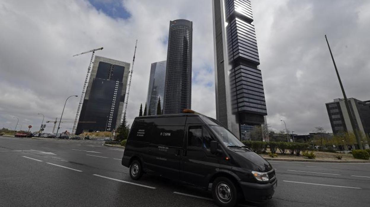 Un furgón de la Funeraria de Madrid transporta un cadáver en la zona de las Cuatro Torres