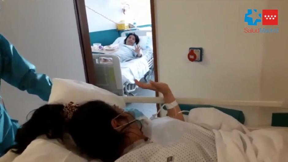 Una madre y su hija enfermas de Covid-19 se reencuentran en el hospital