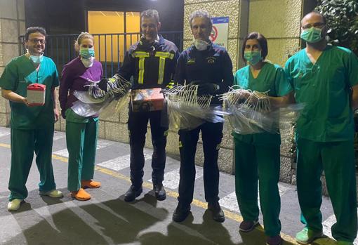 Entrega de pantallas de bomberos a unos sanitarios