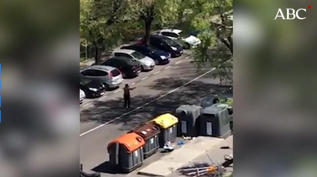 El detenido, en el momento en el que amenaza a la Policía con dos catanas