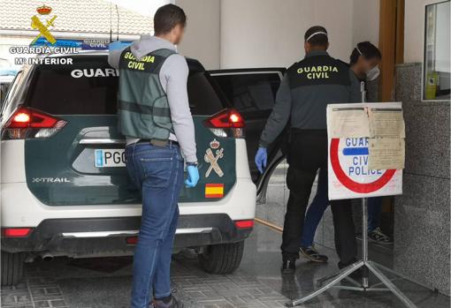 La Guardia Civil conduce a los detenidos