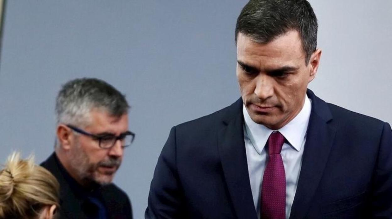 Pedro Sánchez y, a su espalda, Miguel Ángel Oliver, secretario de Estado de Comunicación