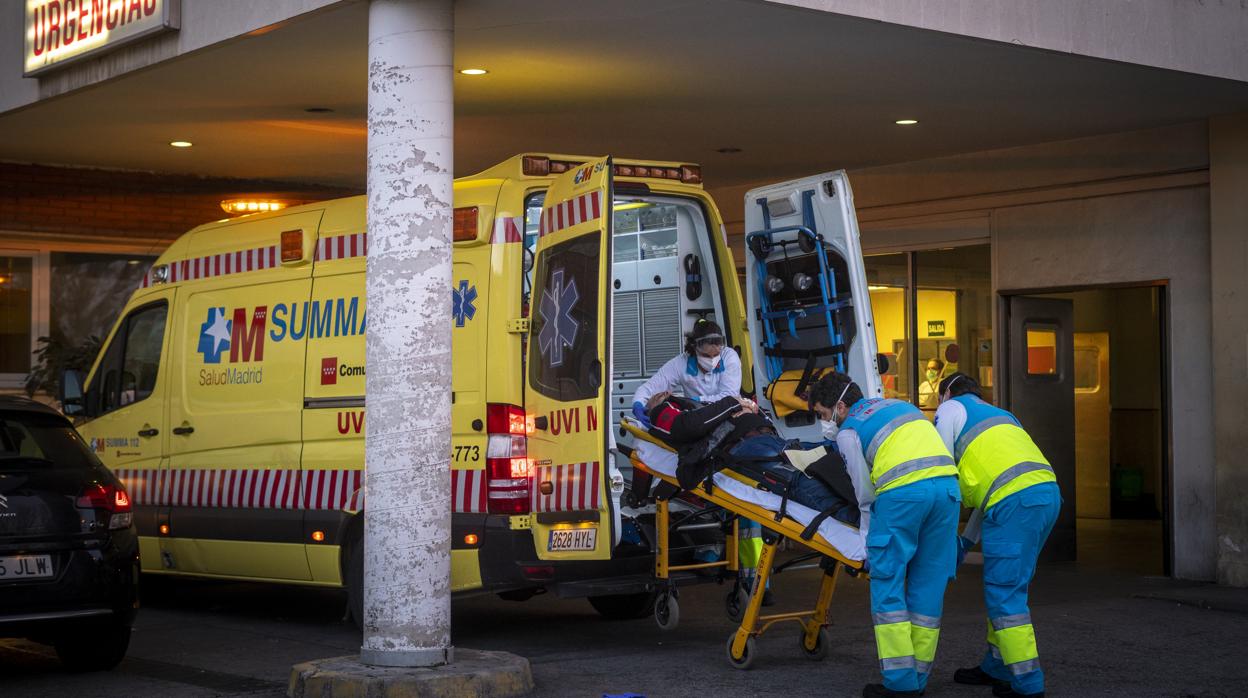 Médicos del Summa, en las Urgencias de un hospital madrileño