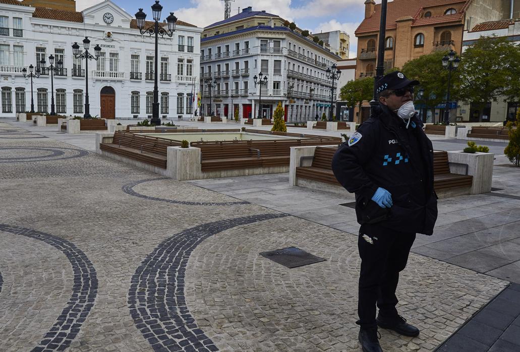 Agente de la Policía Local de Tomelloso, en la Plaza Mayor de la localidad