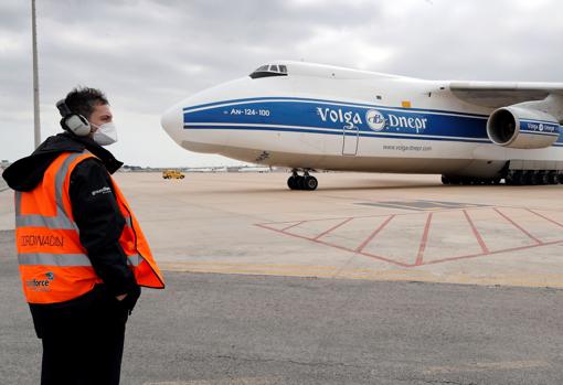 Imagen del avión con 65 toneladas de material sanitario en el aeropuerto de Valencia