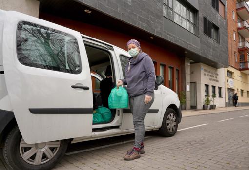 Una voluntaria del Banco del Tiempo recoge menús en el centro Integrado de Atención a la Dependencia para suministrarlo a familias con pocos recursos