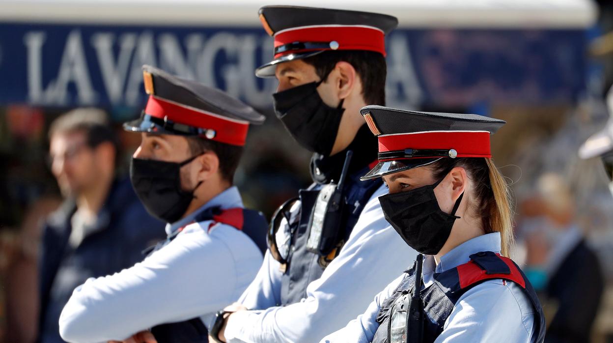 Agentes de los Mossos con mascarillas