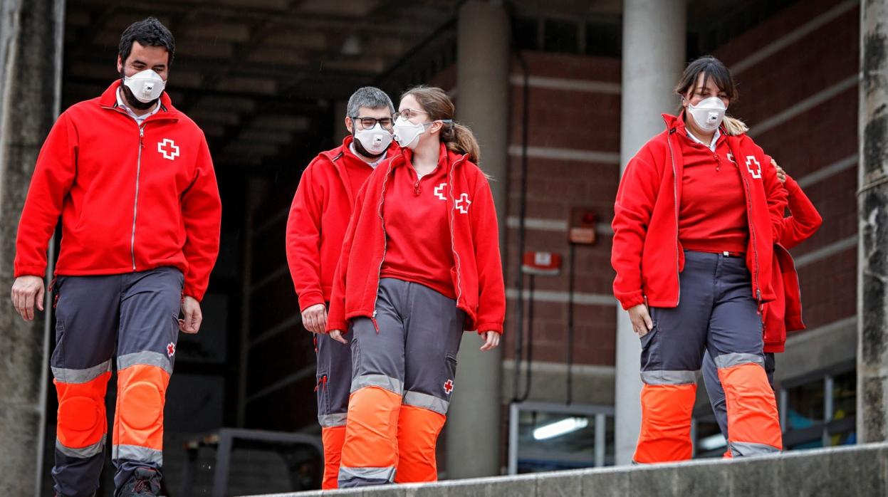 Voluntarios de la Cruz Roja han llevado este miércoles material para las camas que se han instalado en el pabellón de Las Comas de Igualada.