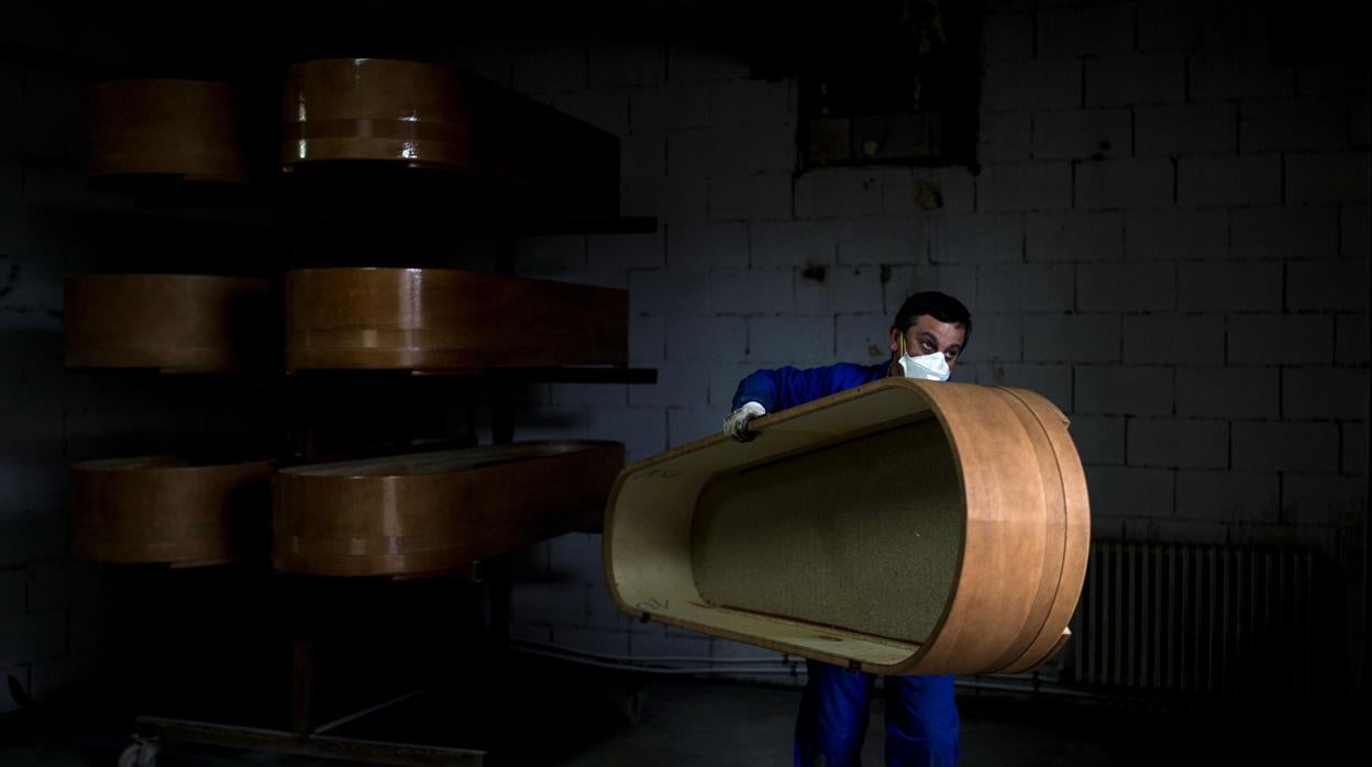 El alcalde de Piñor (Orense), José Luis González, empresario además del ramo de los fabricantes de ataúdes