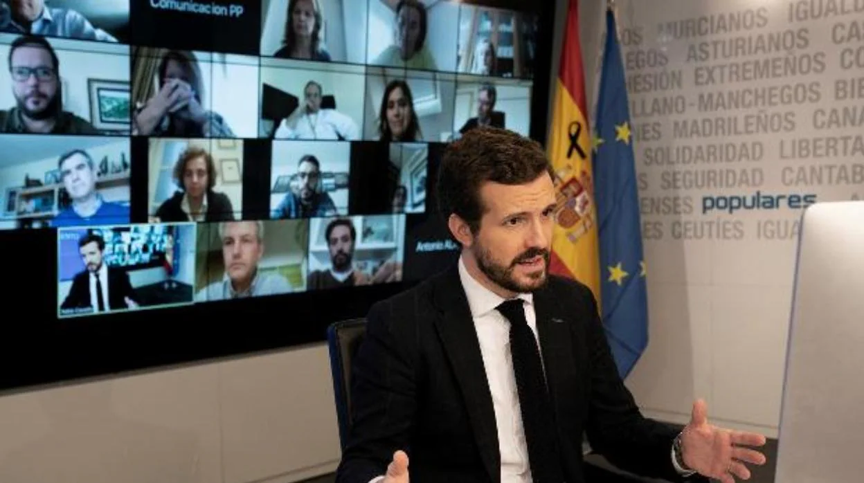 El presidente del PP, Pablo Casado, durante una videoconferencia con cargos del PP