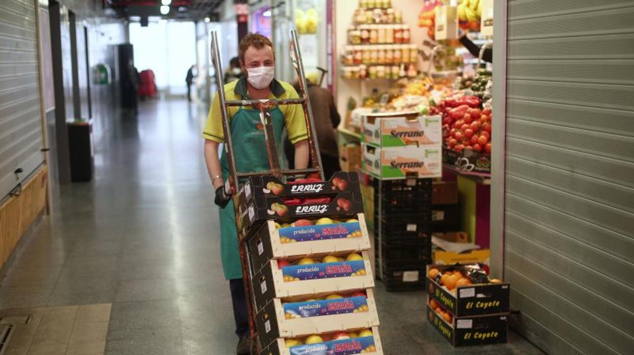 Un frutero lleva cajas de manzanas para donarlas a los hospitales públicos