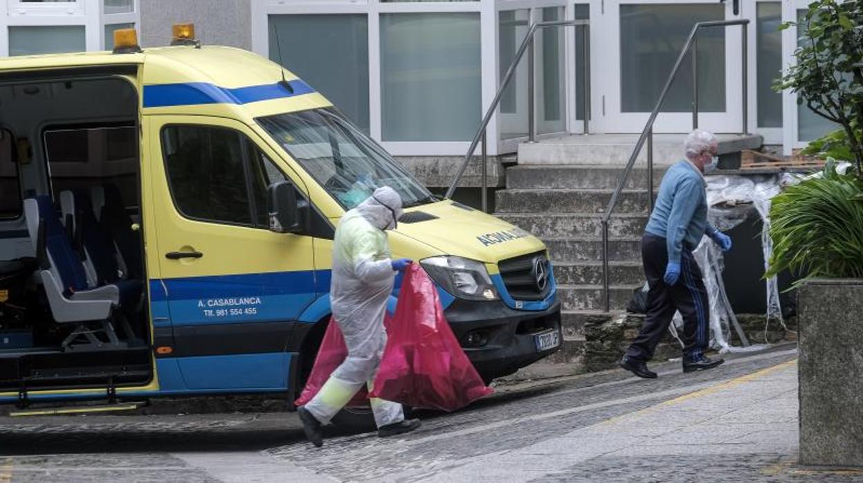 Un paciente con coronavirus llegando a la residencia de Santiago habilitada para acogerlos