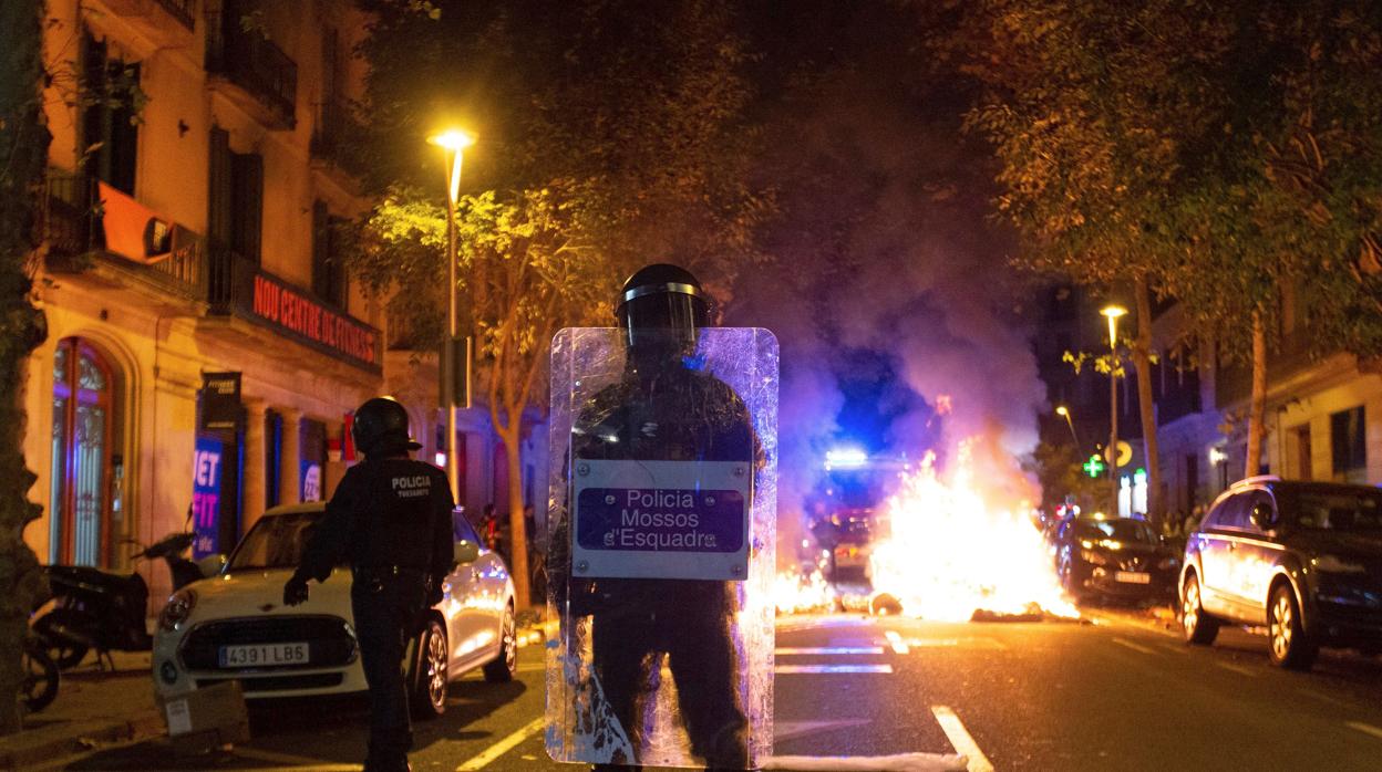 Una calle de Barcelona con barricadas de los CDR, en noviembre