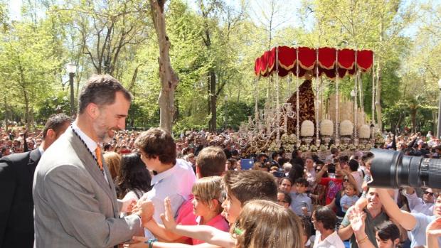 El Rey anima a las cofradías de Semana Santa de Málaga y Sevilla y a su red de solidaridad