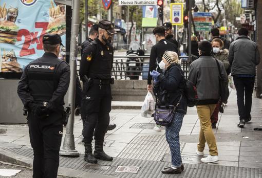 Cuatro policías controlan la circulación de la población en Puente de Vallecas
