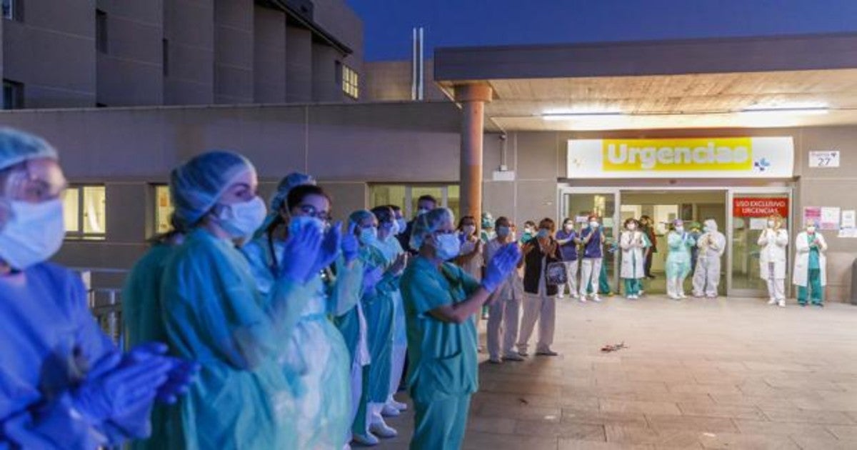 Sanitarios aplauden a las puertas del Hospital de Segovia