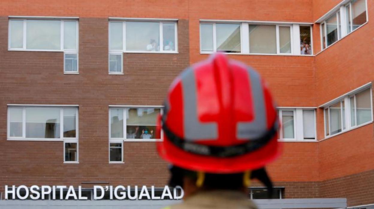 Un bombero, durante el homenaje diario a los sanitarios a las puertas del Hospital de Igualada