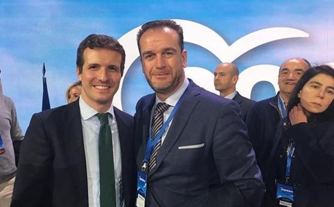 Antonio Martínez Iniesta, con Pablo Casado, en una imagen de archivo