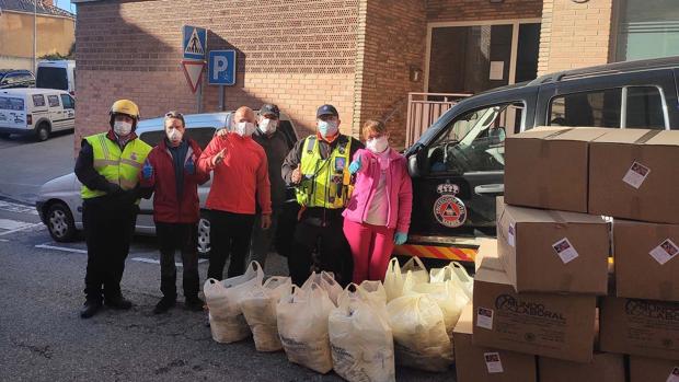 El «Batallón de Costura» solidario de Segovia entrega batas y mascarillas al hospital y residencias de Soria