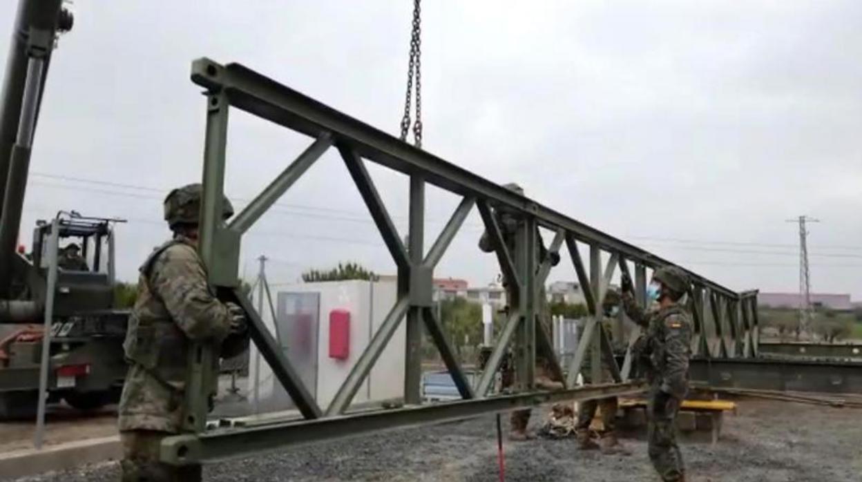 Labores de construcción del puente sobre el Francolí