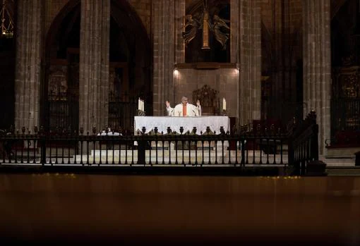 Monseñor Santiago Bueno oficia una Misa en la Catedral de Barcelona