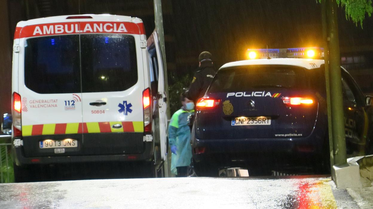 Imagen de archivo de una ambulancia y un vehículo policial a las puertas de un hopsital