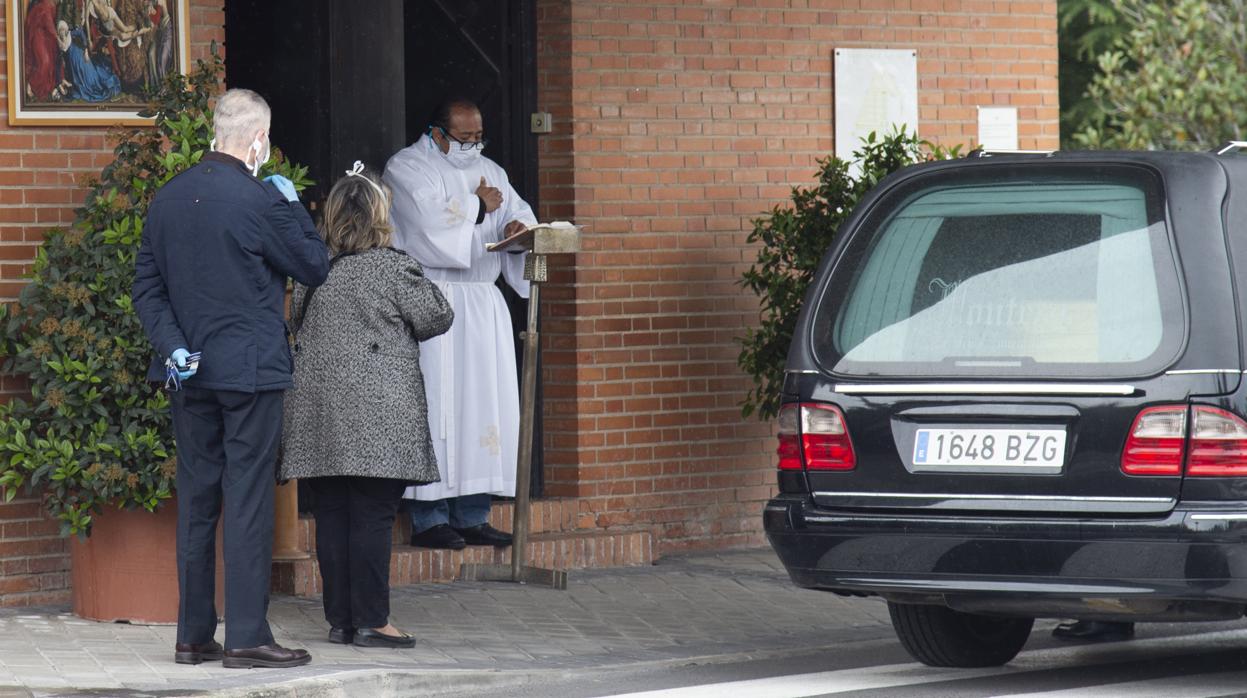 El diácono del cementerio Sur de Madrid ofrece un responso