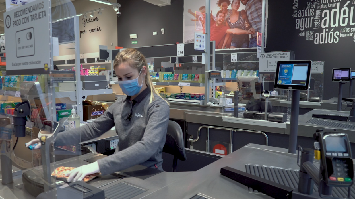 Una empleada, trabajando estos días con medidas de protección en un supermercado