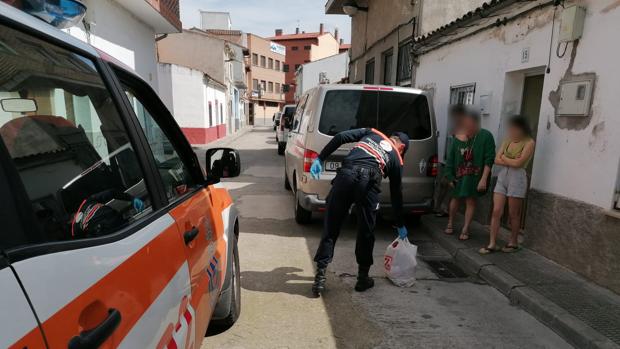 Bomberos y Protección Civil reparten alimentos a colectivos desfavorecidos