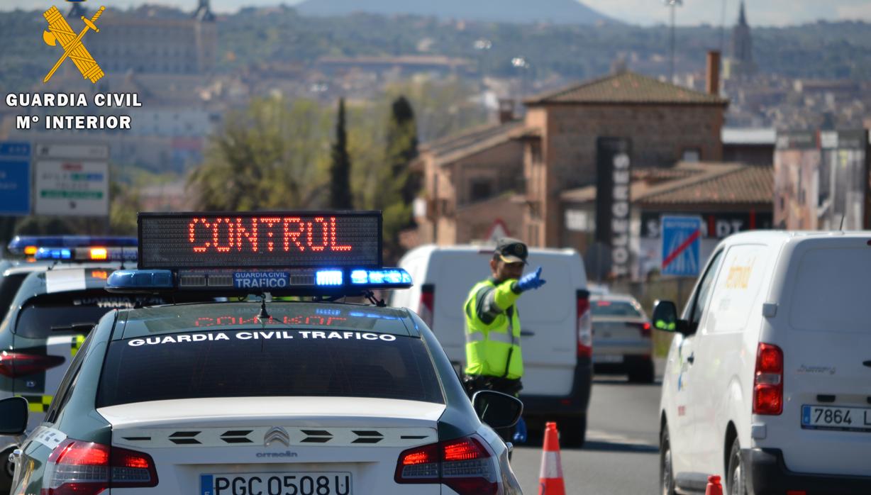 Control de la Guardia Civil en una de las entradas a Toledo