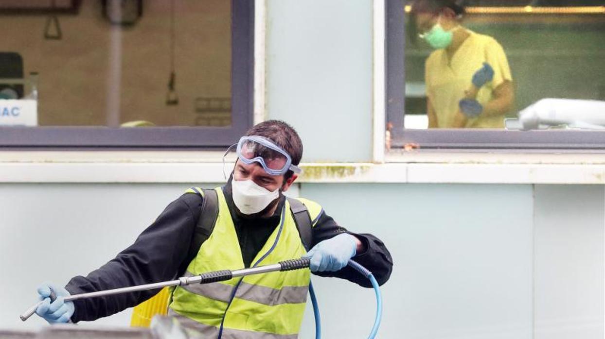 Un soldado de la UME desinfectando un hospital en Santiago