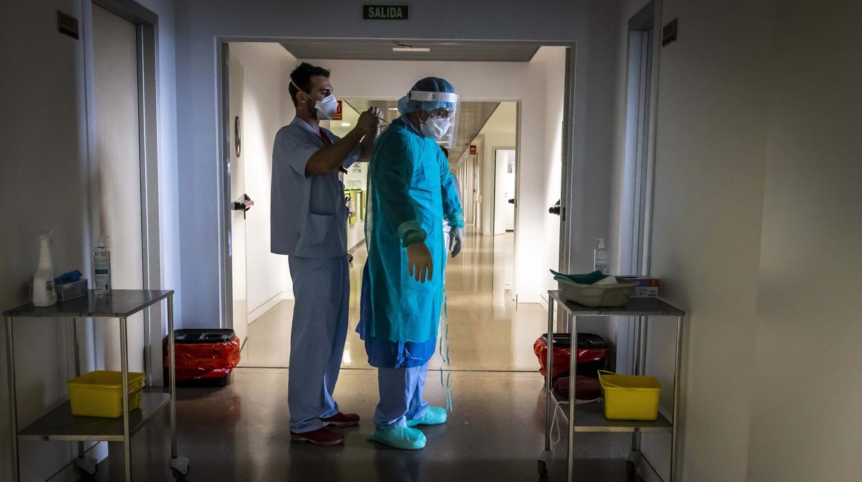 Imagen de un profesional sanitario protegiéndose contra el coronavirus