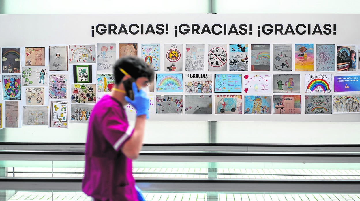 Agradecimientos de pacientes en un muro del macro hospital de Ifema