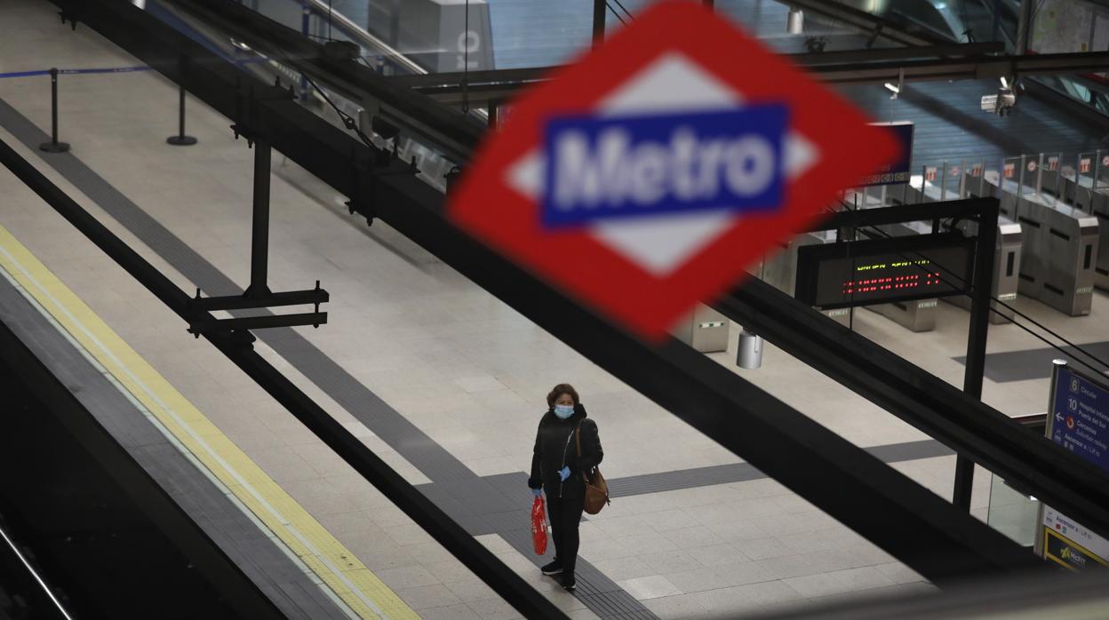 Una usuaria del Metro de Madrid espera al tren en un andén