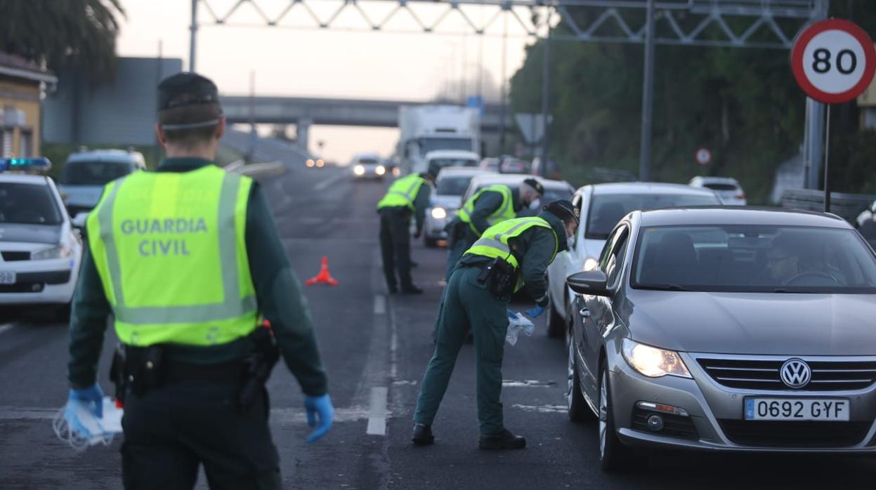 Agentes de la Guardia Civil reparten mascarillas, este lunes, en Santiago