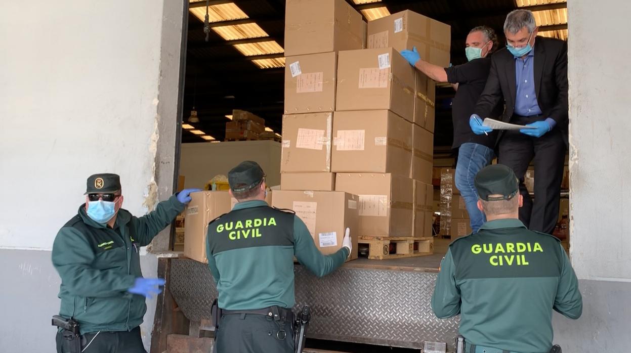 Efectivos de la Guardia Civil en el reparto de mascarillas este domingo en la Comunidad Valenciana